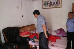 公司领导上门看望队员周克诗