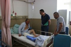 公司领导去医院看望队员周志爱