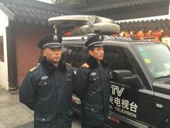 严如国接受中央电视台记者采访