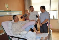 公司领导到明基医院看望分队长郑明