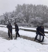 雨保人不畏风雪，为客户单位清理积雪