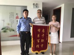 爱心守护，筑起校园门前绿色通道