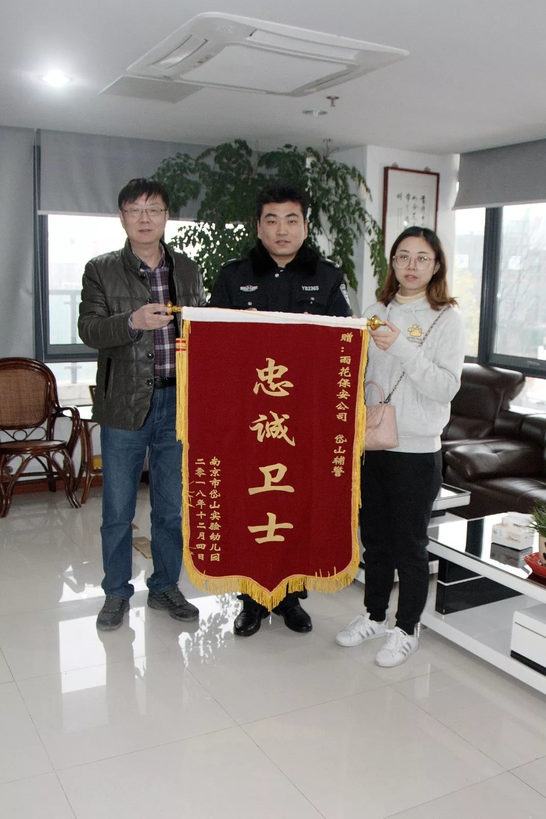 雨花保安护学岗温暖学生回家路