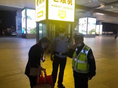 【千钧一发】南站队员钱应武及时救回欲跳站台轻生女