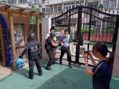 防恐防暴演练，构建平安校园 ——雨花保安分公司校园保安参与幼儿园防恐防暴应急演练